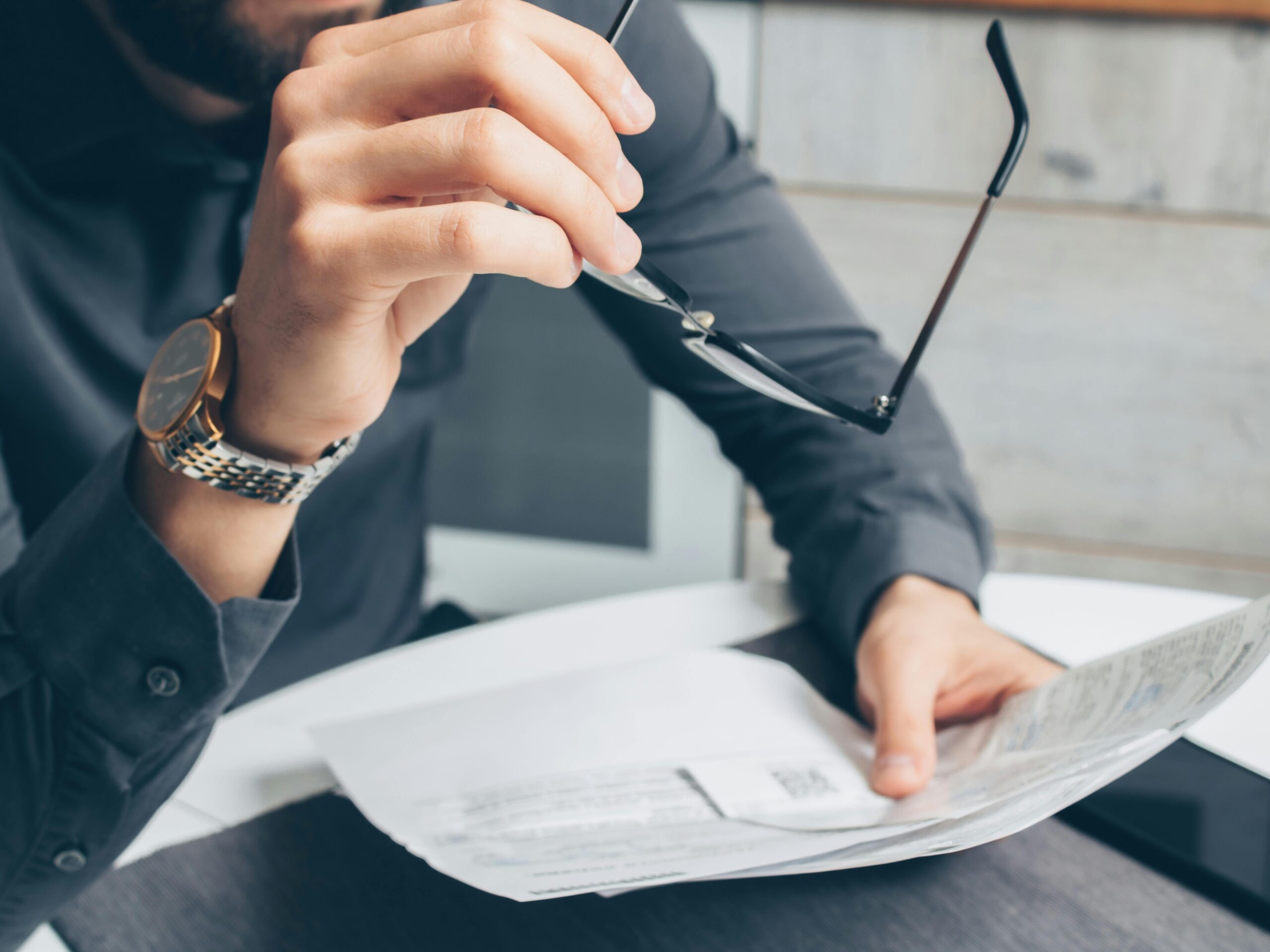 someone avoiding home buying scams