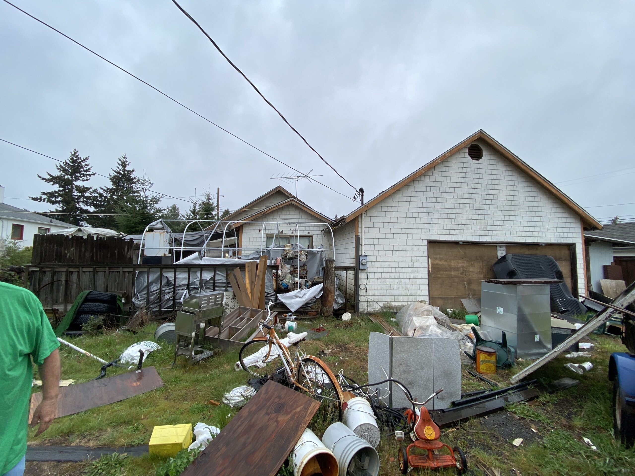 Old house in disrepair used to illustrate how to see how much your house is worth before selling for cash